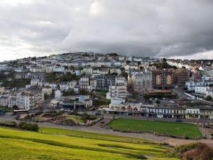 Ilfracombe, to include Wetherspoons, from Capstone Hill
