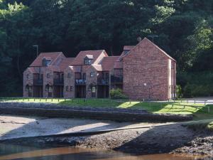 Houses by the viaduct on the Esk